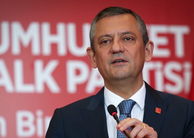 Özgür Özel, Anneler Günü dolayısıyla 32 anneyi aradı