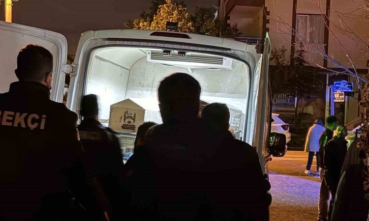 50 yaşındaki erkek, 21 yaşındaki komşusunu öldürüp intihar etti 1 50 yaşındaki erkek, 21 yaşındaki komşusunu öldürüp intihar etti