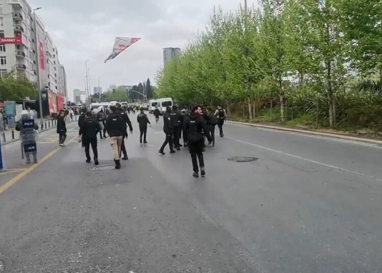 Polisten Taksim'e yürümek isteyen gruplara müdahale 1 Polisten Taksim’e yürümek isteyen gruplara müdahale