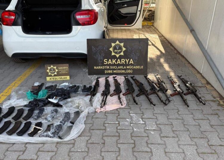 Polis memurunun aracından cephanelik dolusu silah çıktı 1 Polis memurunun aracından cephanelik dolusu silah çıktı