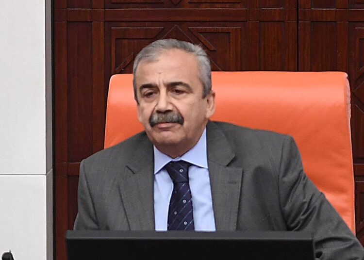 DEM Parti doğruladı: Sırrı Süreyya Önder'in aracında suikast düzeneği bulundu 1 DEM Parti doğruladı: Sırrı Süreyya Önder’in aracında suikast düzeneği bulundu