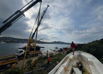 Terkedilmiş sahipsiz tekneler vinçlerle kaldırıldı