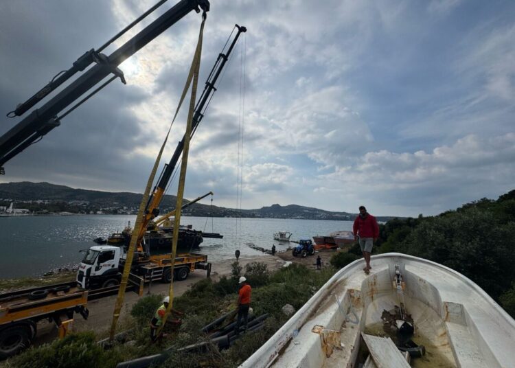 Terkedilmiş sahipsiz tekneler vinçlerle kaldırıldı 1 Terkedilmiş sahipsiz tekneler vinçlerle kaldırıldı
