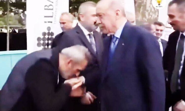 Yavuz Bingöl, Erdoğan’ın elini öptü 1 Yavuz Bingöl, Erdoğan’ın elini öptü