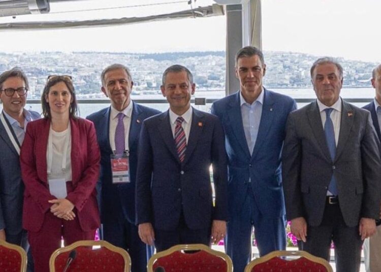Yeni Akit’ten çirkin Mansur Yavaş manşeti: ‘Sosyalistlerin kucağında’