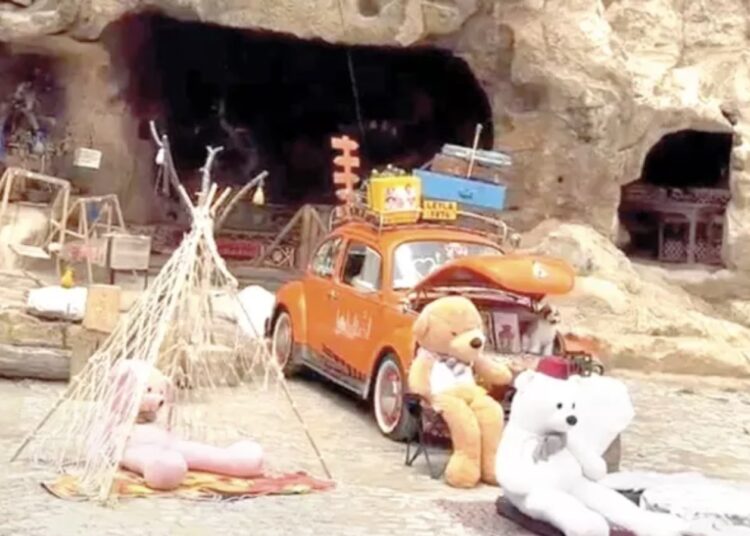 Frigya bölgesindeki 3 bin yıllık kaya mezarını kafe yaptılar