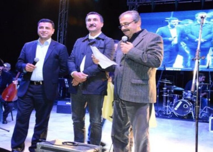 Selahattin Demirtaş ve Ferhat Tunç'tan Sırrı Süreyya Önder için şarkı: Derviş 1 Selahattin Demirtaş ve Ferhat Tunç’tan Sırrı Süreyya Önder için şarkı: Derviş