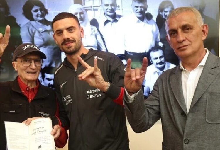 Aziz Sancar, TFF Başkanı ile bozkurt işareti yaptı