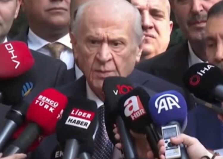 Bahçeli'den bayram sabahı yeni anayasa çağrısı: 'Darbeler anayasası yok edilmeli' 1 Bahçeli’den bayram sabahı yeni anayasa çağrısı: ‘Darbeler anayasası yok edilmeli’