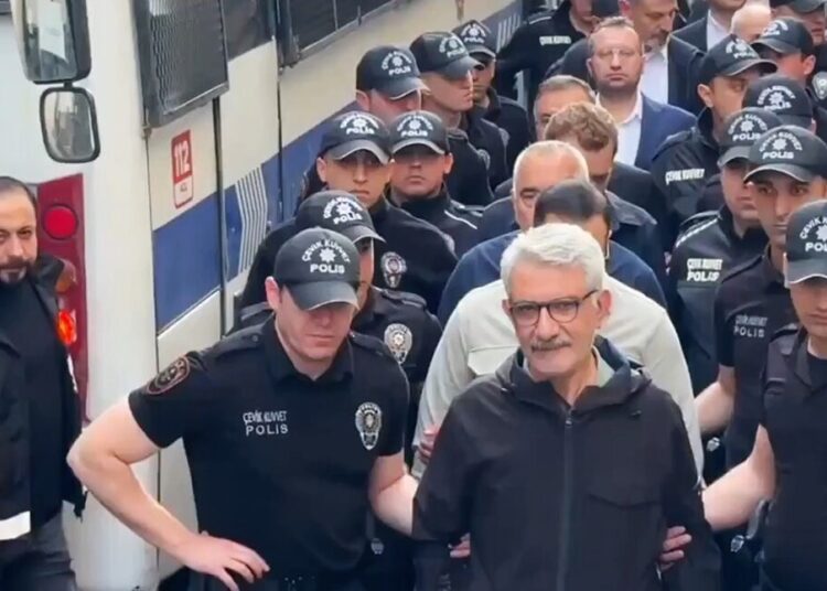 CHP'li başkanların adliyeye sevk görüntülerine Şamil Tayyar'dan tepki 1 CHP’li başkanların adliyeye sevk görüntülerine Şamil Tayyar’dan tepki