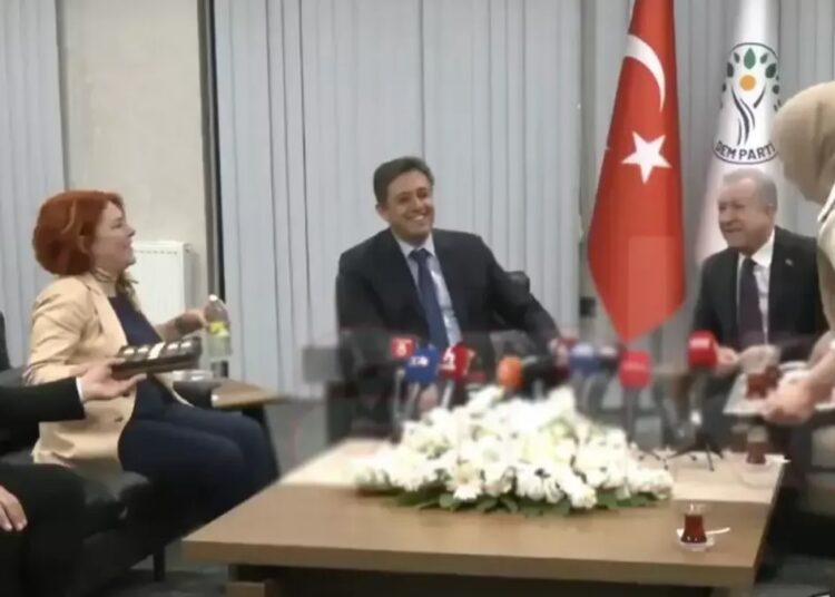Hüsnü Yusuf Turabiç yazdı I MHP ‘demsiz çay’ isteyemedi! 1 Hüsnü Yusuf Turabiç yazdı I MHP ‘demsiz çay’ isteyemedi!