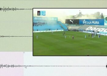 5,6’lık deprem futbol maçını durdurdu