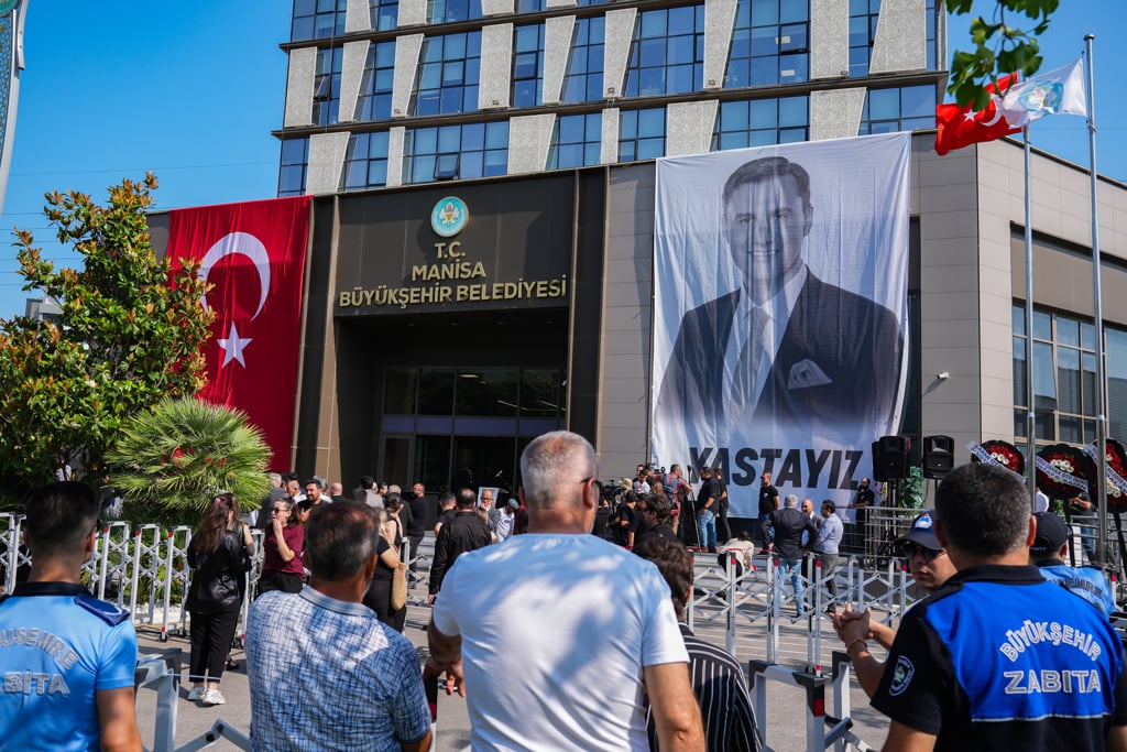 Ferdi Zeyrek'i on binler uğurladı
