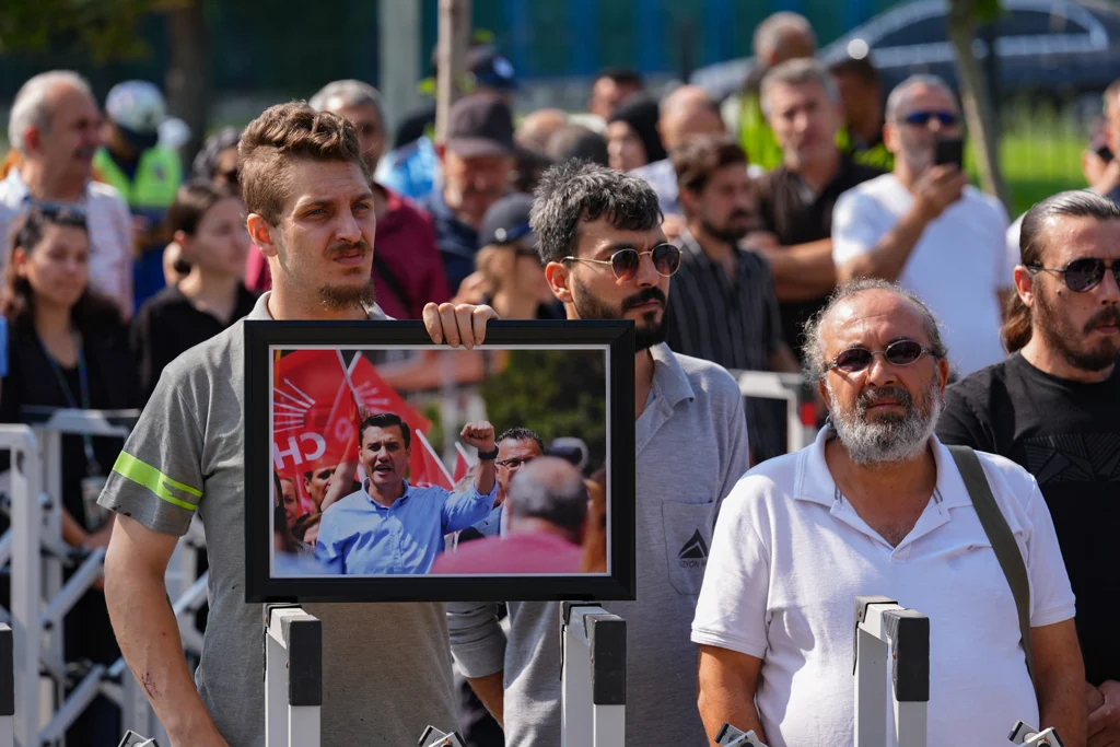 Ferdi Zeyrek'i on binler uğurladı