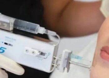 Gençlik aşısı yaptırmak isterken yüz felci geçirdi