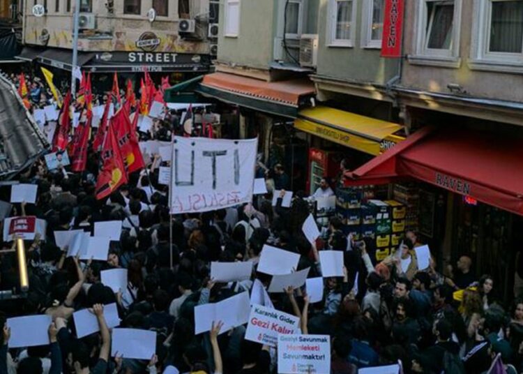 Gezi anmasında gözaltına alınan 94 öğrencinin tamamı serbest 1 Gezi anmasında gözaltına alınan 94 öğrencinin tamamı serbest