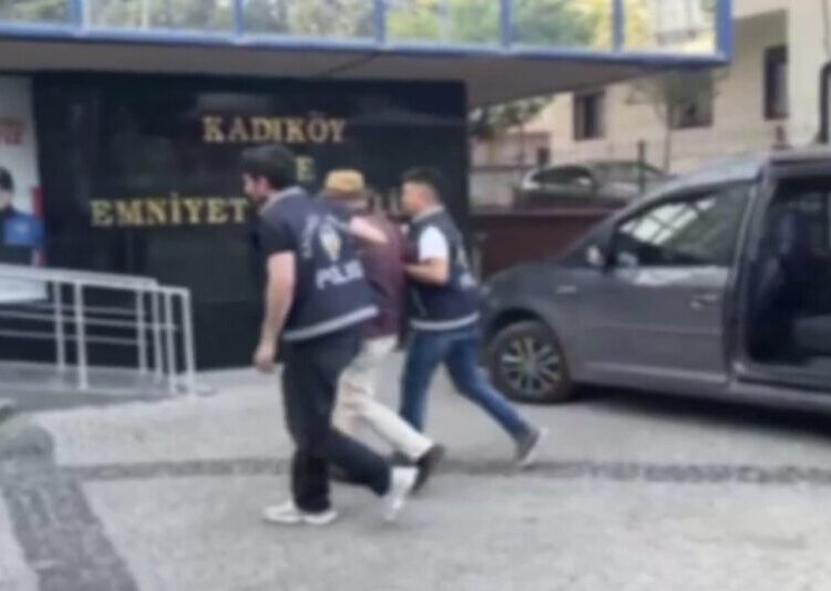 Canlı yayın yapan turist kadını taciz eden yaşlı adama gözaltı
