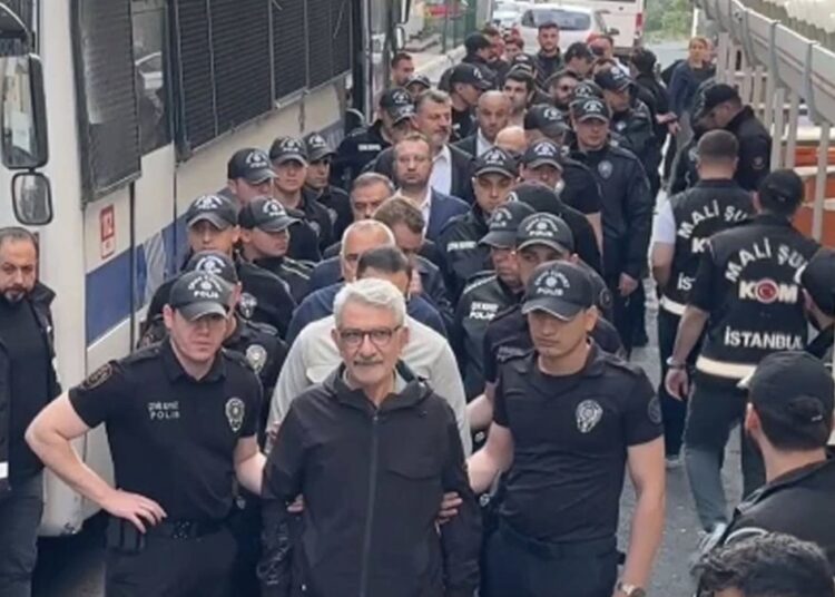 DEM Parti’den CHP'lilerin gözaltı fotoğraflarına tepki: Ucuz propaganda, siyasi acizlik 1 DEM Parti’den CHP’lilerin gözaltı fotoğraflarına tepki: Ucuz propaganda, siyasi acizlik