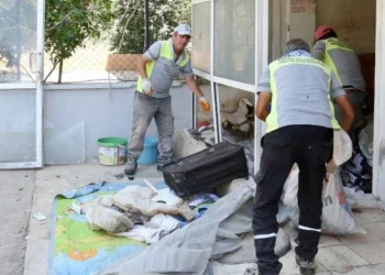 Mahalleli kokudan şikayetçi oldu, iki evden 8 kamyon çöp çıktı