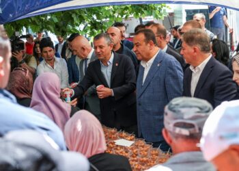 CHP lideri Özel, Ferdi Zeyrek için lokma dağıttı