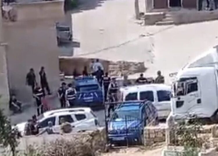 Mardin'de aileler arasında arazi kavgası: 1 ölü, 10 yaralı 1 Mardin’de aileler arasında arazi kavgası: 1 ölü, 10 yaralı