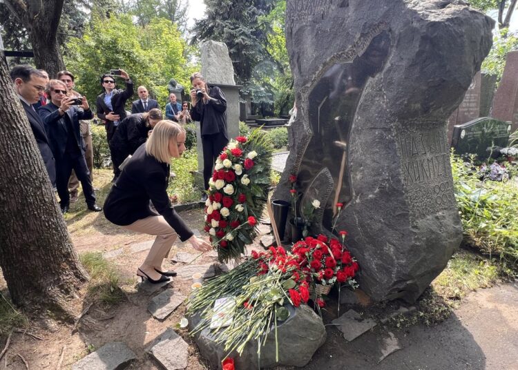 Şair Nazım Hikmet, Moskova'daki mezarı başında anıldı 1 Şair Nazım Hikmet, Moskova’daki mezarı başında anıldı