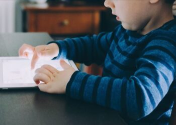 Tuna Cevher yazdı I Telefon ve tablet çocuk omurgasını tehdit ediyor: Skolyoz vakasında endişe verici artış