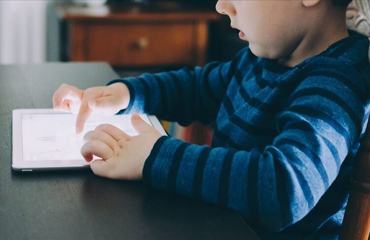 Tuna Cevher yazdı I Telefon ve tablet çocuk omurgasını tehdit ediyor: Skolyoz vakasında endişe verici artış 1 Tuna Cevher yazdı I Telefon ve tablet çocuk omurgasını tehdit ediyor: Skolyoz vakasında endişe verici artış