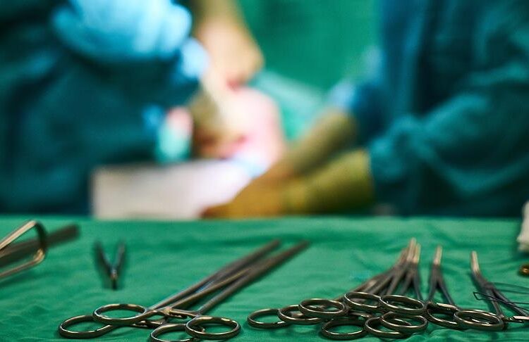 Diş hekiminin yaptığı estetik operasyon sonrası göğüslerini kaybetti 1 Diş hekiminin yaptığı estetik operasyon sonrası göğüslerini kaybetti