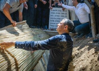 Özgür Özel, arkadaşı Ferdi Zeyrek’i elleriyle toprağa verdi