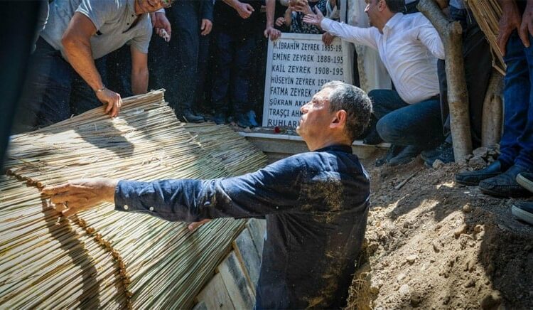 Özgür Özel, arkadaşı Ferdi Zeyrek'i elleriyle toprağa verdi 1 Özgür Özel, arkadaşı Ferdi Zeyrek’i elleriyle toprağa verdi
