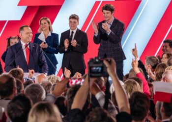 Polonya’da cumhurbaşkanlığı seçimini Trump’tan esinlenen Nawrocki kazandı