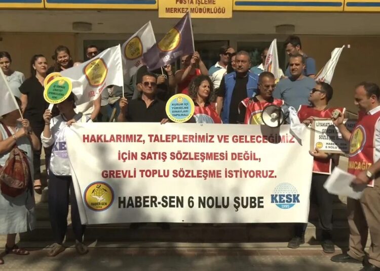 Eylem yapan TRT ve PTT çalışanları zam talep etti