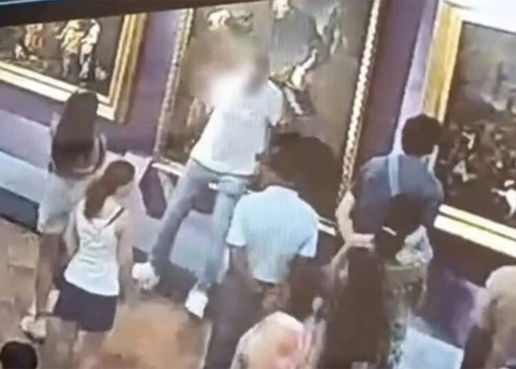 Selfie çekinmek isterken 3 asırlık tabloya zarar verdi 1 Selfie çekinmek isterken 3 asırlık tabloya zarar verdi