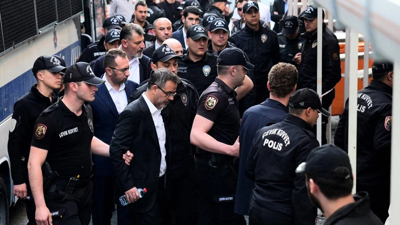 Hasan Baba yazdı l Polisler arasında tek sıra dizilmiş belediye başkanları