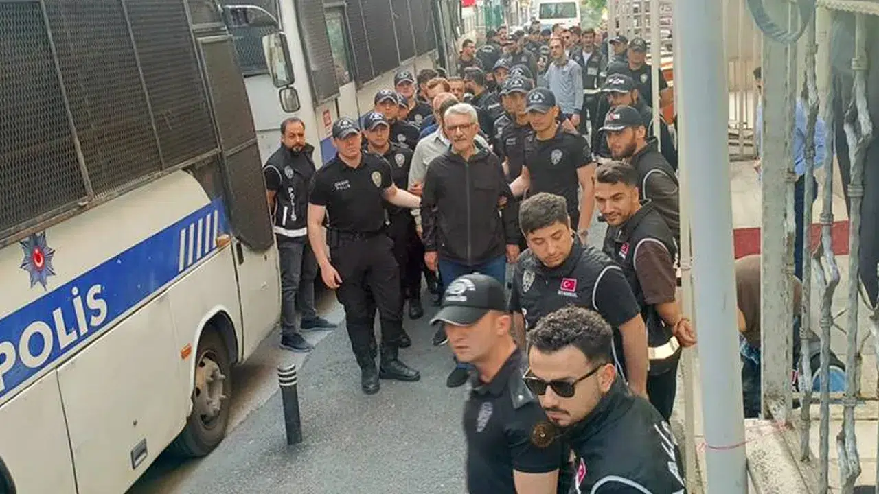 Hasan Baba yazdı l Polisler arasında tek sıra dizilmiş belediye başkanları
