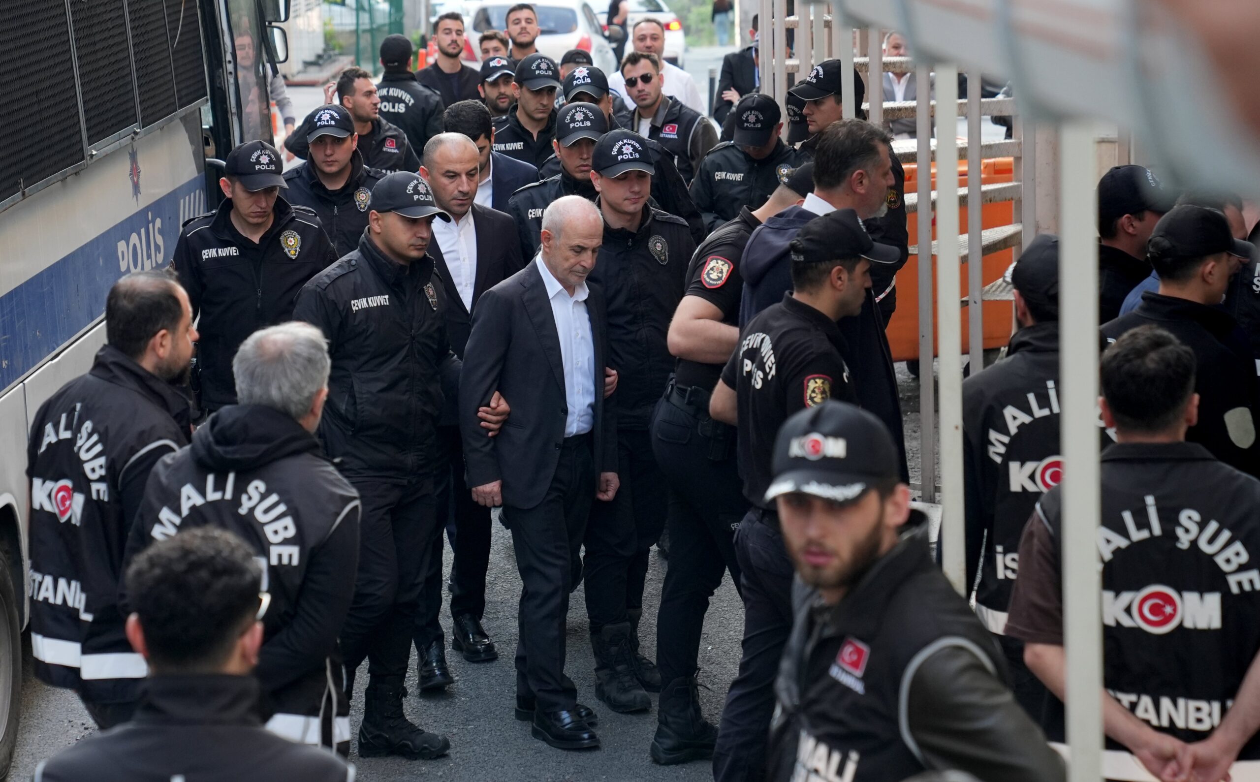 Hasan Baba yazdı l Polisler arasında tek sıra dizilmiş belediye başkanları