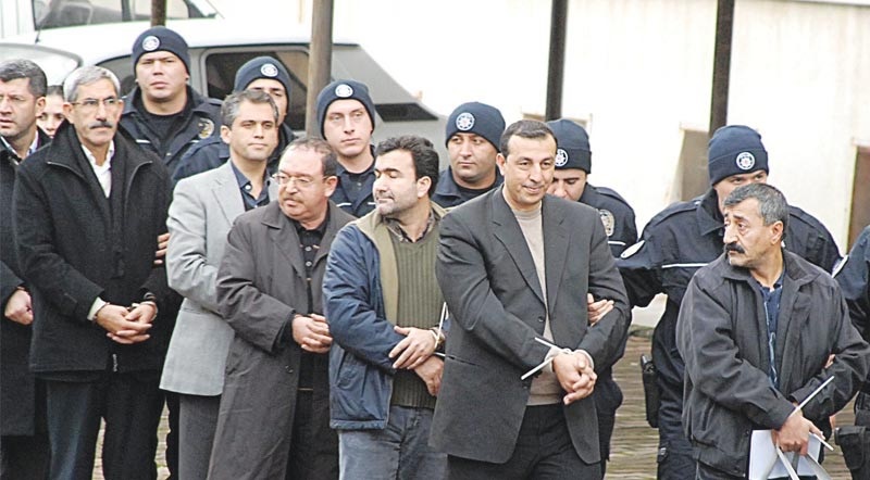 Hasan Baba yazdı l Polisler arasında tek sıra dizilmiş belediye başkanları