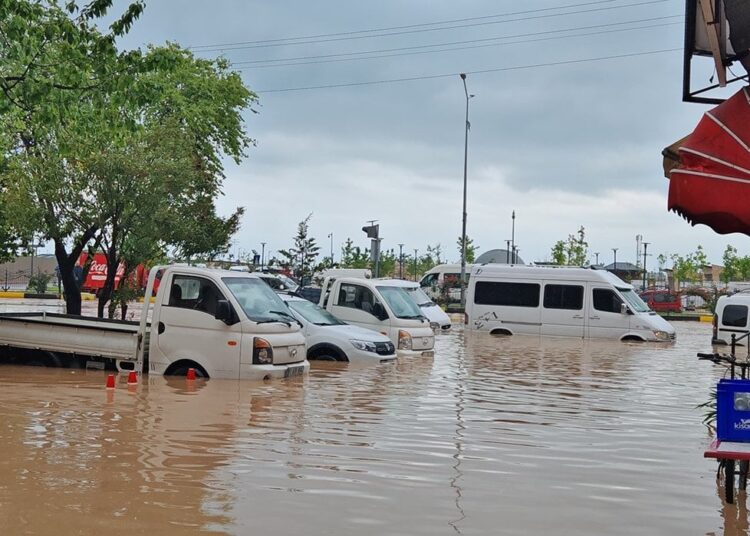 Sağanak yağışın vurduğu Trabzon’da ev ve iş yerlerini sular bastı