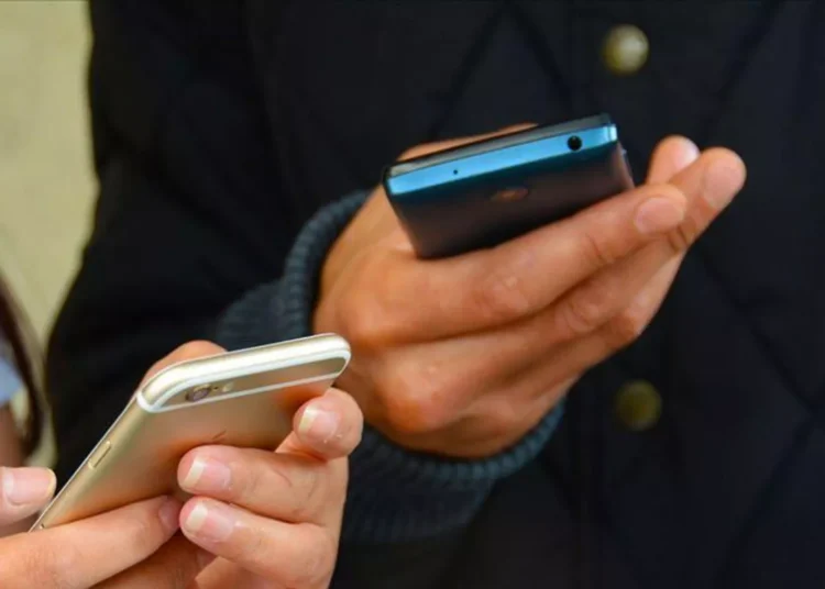 Türkiye'de dört yetişkinden biri sürekli 'online' 1 Ülkedeki telefon hatları kapandı: Binlerce kişi arama yapamıyor