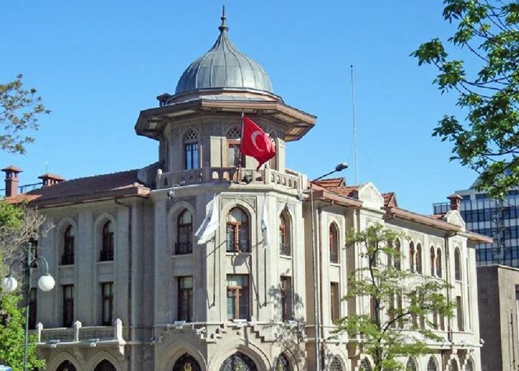 Yolsuzlukla suçlanıyordu: Yunus Emre Enstitüsü eski Başkanı Şeref Ateş tutuklandı