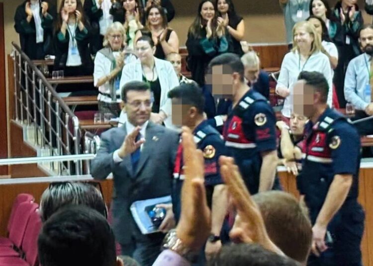 Jandarma’dan “İmamoğlu’na alkış” açıklaması: Görüntüler gerçeği yansıtmıyor, yapay zekâ ile hazırlanmış