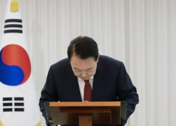 Güney Kore’de eski devlet başkanı için zorla getirme kararı