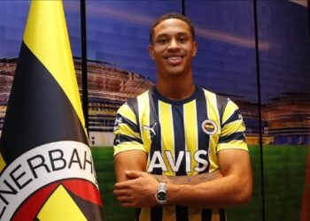 Fenerbahçe’de 3 imza birden: Oosterwolde’nin sözleşmesi uzatıldı