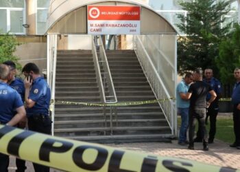 Bir hafta önce park yeri için kavga ettiği adam tarafından camide bıçaklandı