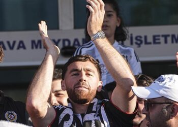 Orkun Kökçü İstanbul’a geldi, gözyaşlarını tutamadı