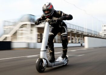 Dünyanın en hızlı elektrikli scooter’ı tanıtıldı: Otomobile kafa tutuyor, fiyatı dudak uçuklatıyor