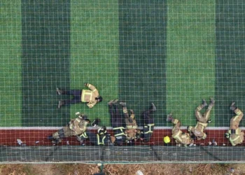 Bursa’da alevlerle 12 saat savaşan kahramanlar halı sahada böyle dinlendi