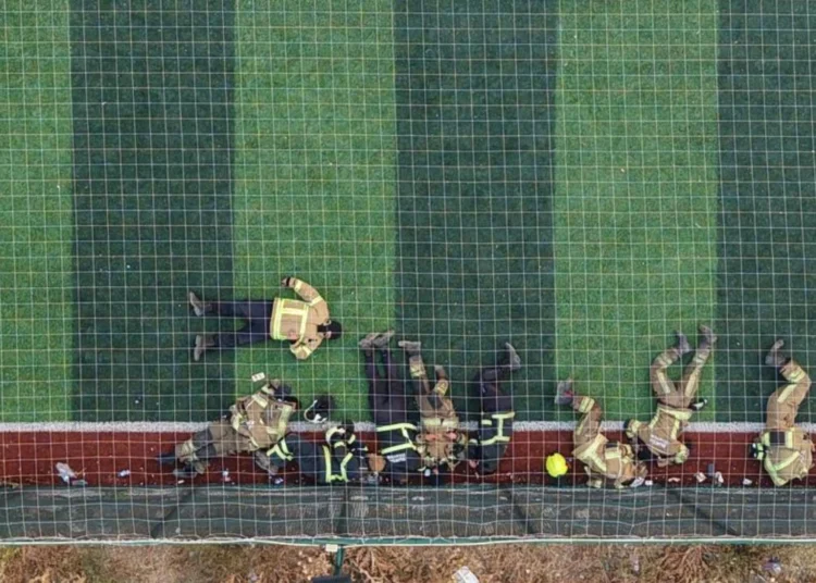 Bursa’da alevlerle 12 saat savaşan kahramanlar halı sahada böyle dinlendi