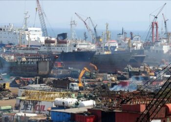 Tuna Cevher yazdı I Aliağa’da 15 bin ton zehirli atık krizi: Türkiye “gemi mezarlığı”na mı dönüşüyor?